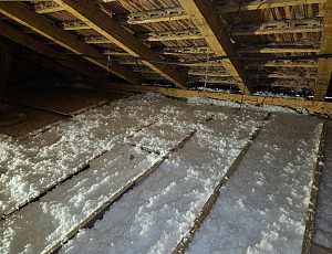 Zateplení stropu zděného rodinného domu pomocí foukané izolace